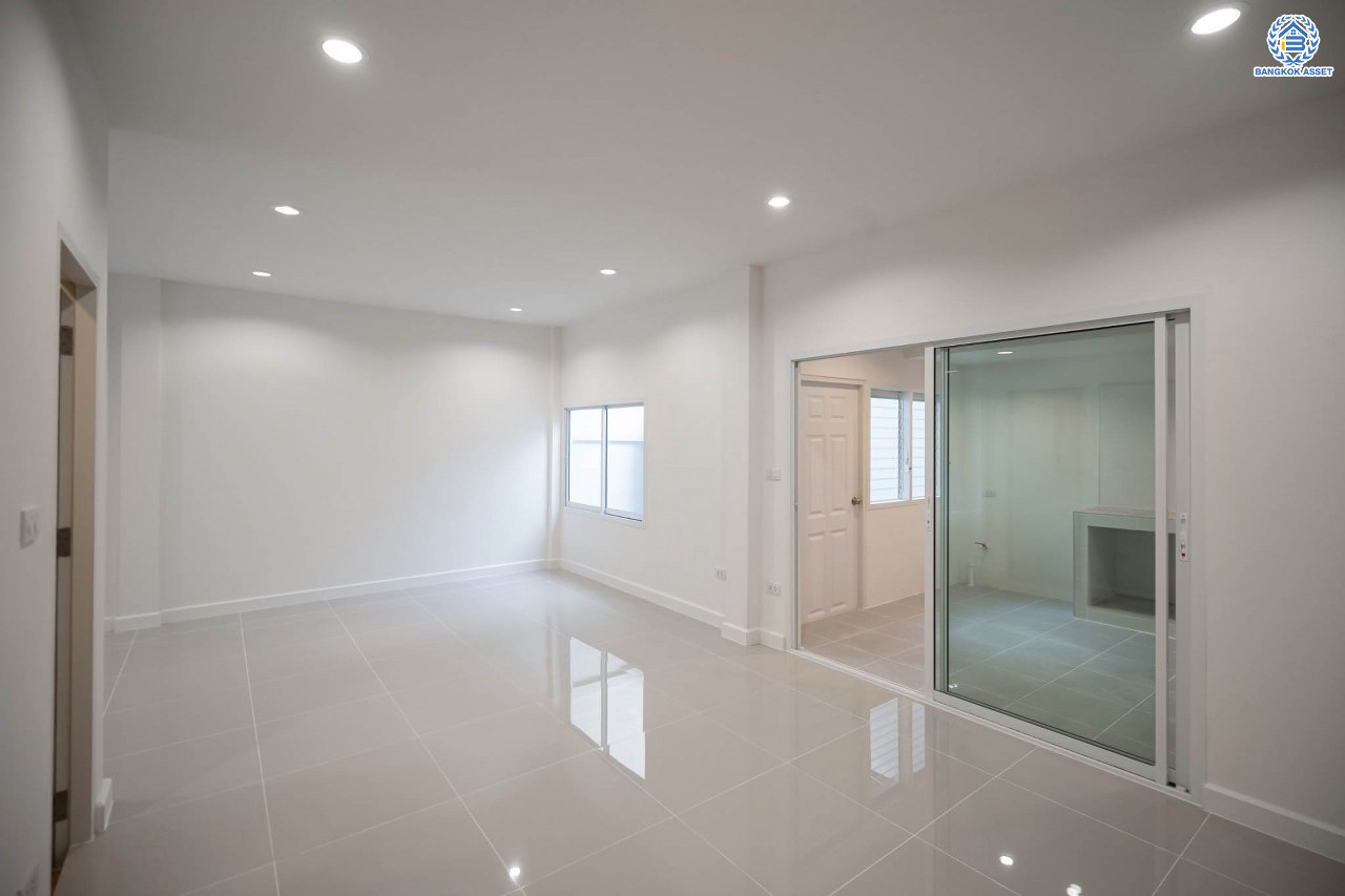 บ้านมือสองตกแต่งใหม่ โครงการ มิตรรุ่งเรือง จรัญสนิทวงศ์ เนื้อที่ 27 ตร.ว. ฟังก์ชัน 3 ห้องนอน 2 ห้องน้ำ จอดรถได้ 1 คัน บนทำเลศักยภาพ เชื่อมต่อหลายเส้นทาง ใกล้จุดขึ้นทางด่วน "ศรีรัช" และรถไฟฟ้าสายสีน้ำเงิน "สถานีไฟฉาย"